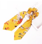 Scrunchi med et lille tørklæde - gul med blomster 